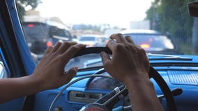Slutet av mannen räcker upp hållande på ett styrninghjul av den gamla retro bilen och knackande lätt på nervöst fingrar Oigenkänn stock video Slutet av mannen räcker upp hållande på ett styrninghjul av den gamla retro bilen och knackande lätt på nervöst fingrar Oigenkänn stock video