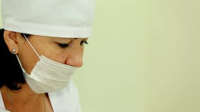Slutet sköt upp arbetedoktorn inomhus stock video Slutet sköt upp arbetedoktorn inomhus stock video