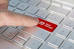 Slutet sköt upp av ett finger som klickar ÖVERFÖRINGSknappen på ett bärbar datortangentbord fotografering för bildbyråer Slutet sköt upp av ett finger som klickar ÖVERFÖRINGSknappen på ett bärbar datortangentbord fotografering för bildbyråer
