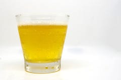 Slutet upp ölexponeringsglas har öl i exponeringsglaset på whithbakgrund royaltyfri foto Slutet upp ölexponeringsglas har öl i exponeringsglaset på whithbakgrund royaltyfri foto