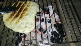 Släntra av bröd med den grillade fänkålblomman lager videofilmer Släntra av bröd med den grillade fänkålblomman lager videofilmer