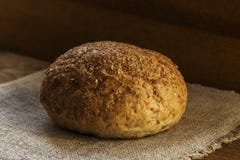 Släntra av lögner för rågbröd på en naturlig blå textilservett, begreppet av sund mat arkivfoton Släntra av lögner för rågbröd på en naturlig blå textilservett, begreppet av sund mat arkivfoton