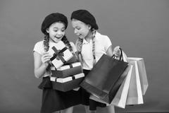 Sm? flickabarn med shoppingp?sar kamratskap och systerskap F?delsedag och julg?vor internationellt arkivbild Sm? flickabarn med shoppingp?sar kamratskap och systerskap F?delsedag och julg?vor internationellt arkivbild