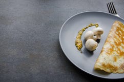 Smakelijk ontbijt, omelet en verse mushooms op plaat, zwarte achtergrond royalty-vrije stock foto Smakelijk ontbijt, omelet en verse mushooms op plaat, zwarte achtergrond royalty-vrije stock foto