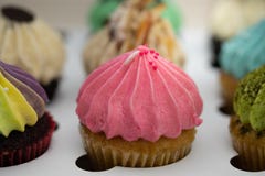Smakelijke cupcakes Eigengemaakte muffin met room buttercream voor verjaardag, valentijnskaart, en Kerstmisvakantie stock foto Smakelijke cupcakes Eigengemaakte muffin met room buttercream voor verjaardag, valentijnskaart, en Kerstmisvakantie stock foto