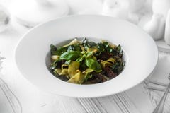 Smakelijke die salade van verse organische groenten bij een restaurant wordt gemaakt stock afbeeldingen Smakelijke die salade van verse organische groenten bij een restaurant wordt gemaakt stock afbeeldingen