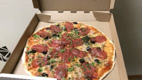 Smakelijke hete pizza uit de doos stock videobeelden Smakelijke hete pizza uit de doos stock videobeelden