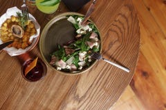 Smakelijke hutspot van eend met greens De restaurantdienst op een houten lijst royalty-vrije stock afbeelding Smakelijke hutspot van eend met greens De restaurantdienst op een houten lijst royalty-vrije stock afbeelding