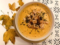 Smakelijke pompoensoep met croutons stock fotografie Smakelijke pompoensoep met croutons stock fotografie