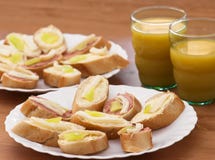 Smakliga canapes med fruktsaft arkivfoto Smakliga canapes med fruktsaft arkivfoto