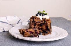 smakliga blåbärmuffin, dekorerad kräm och nya bär på tabellen arkivfoto smakliga blåbärmuffin, dekorerad kräm och nya bär på tabellen arkivfoto