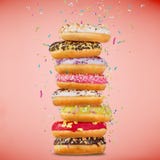 Smakliga munkar på pastellblåttbakgrund Arkivbild Smakliga munkar på pastellblåttbakgrund Arkivbild