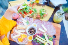 Smakligt italienskt mellanmål i utomhus- kafé i Manarola, Cinque Terre, Italien Royaltyfria Bilder Smakligt italienskt mellanmål i utomhus- kafé i Manarola, Cinque Terre, Italien Royaltyfria Bilder