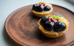 Smakowici torty z świeżymi owoc i jagodami na talerzu zdjęcia stock Smakowici torty z świeżymi owoc i jagodami na talerzu zdjęcia stock