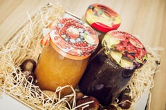 Smakowity dżem w szkle zgrzyta z kasztanami w sianie zdjęcie stock Smakowity dżem w szkle zgrzyta z kasztanami w sianie zdjęcie stock