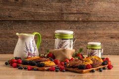 Smakowity i zdrowy śniadanie lasowe owoc, czekoladowi scones i dojni odbiorcy, zdjęcia royalty free Smakowity i zdrowy śniadanie lasowe owoc, czekoladowi scones i dojni odbiorcy, zdjęcia royalty free
