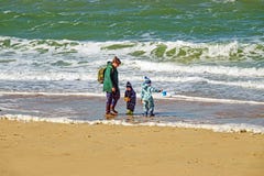 Small children discover the sea for the first time.
