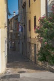 Smalle straat in de oude historische stad van Zadar, Kroatië royalty-vrije stock fotografie Smalle straat in de oude historische stad van Zadar, Kroatië royalty-vrije stock fotografie