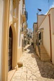 Smalle straten van de oude stad in Otranto, Kleine typische stegen, Italië stock fotografie Smalle straten van de oude stad in Otranto, Kleine typische stegen, Italië stock fotografie