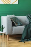 Smaragdgroene hoofdkussen en deken op Skandinavische bank in in woonkamer stock afbeeldingen Smaragdgroene hoofdkussen en deken op Skandinavische bank in in woonkamer stock afbeeldingen