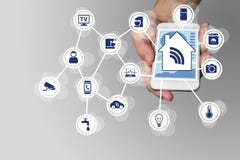 Smart begrepp för hem- automation som illustreras av den moderna smarta telefonen för att övervaka smarta objekt arkivfoton Smart begrepp för hem- automation som illustreras av den moderna smarta telefonen för att övervaka smarta objekt arkivfoton