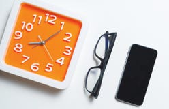 Smart Phone arancio moderno di vetro dell'orologio fotografie stock Smart Phone arancio moderno di vetro dell'orologio fotografie stock