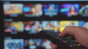 Smart TV Servicio que fluye video en l?nea con los apps y la mano La tenencia masculina de la mano remota el control da vuelta de almacen de video Smart TV Servicio que fluye video en l?nea con los apps y la mano La tenencia masculina de la mano remota el control da vuelta de almacen de video