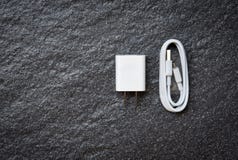 Smartphone adaptatoru władzy ładowarka USB i biel depeszujemy dla telefon komórkowy ładowarek zdjęcia stock Smartphone adaptatoru władzy ładowarka USB i biel depeszujemy dla telefon komórkowy ładowarek zdjęcia stock