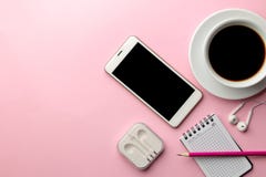 Smartphone blanc et une tasse de café et de fournitures de bureau sur un fond rose lumineux Vue de ci-avant photo libre de droits Smartphone blanc et une tasse de café et de fournitures de bureau sur un fond rose lumineux Vue de ci-avant photo libre de droits