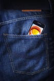 Smartphone/cellulare dello schermo attivabile al tatto nel poket dei jeans Fotografia Stock Libera da Diritti Smartphone/cellulare dello schermo attivabile al tatto nel poket dei jeans Fotografia Stock Libera da Diritti