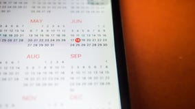 Smartphone con un calendario Fine in su fotografia stock libera da diritti Smartphone con un calendario Fine in su fotografia stock libera da diritti