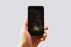Smartphone criqué à disposition se tenant photographie stock libre de droits Smartphone criqué à disposition se tenant photographie stock libre de droits