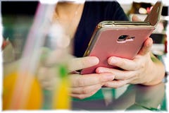 Smartphone dans Rose et Flip Case coloré par or images libres de droits Smartphone dans Rose et Flip Case coloré par or images libres de droits