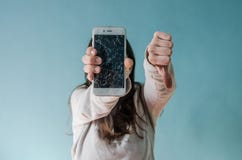 Smartphone de cristal quebrado de la pantalla a disposición de la mujer trastornada fotos de archivo libres de regalías Smartphone de cristal quebrado de la pantalla a disposición de la mujer trastornada fotos de archivo libres de regalías