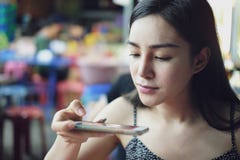 Smartphone del uso de la muchacha y tomar mensajería de la foto fotos de archivo Smartphone del uso de la muchacha y tomar mensajería de la foto fotos de archivo