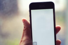 Smartphone a disposizione - la gente e concetti di tecnologia immagini stock libere da diritti Smartphone a disposizione - la gente e concetti di tecnologia immagini stock libere da diritti