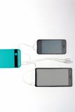 Smartphone está carregando com os entalhes de carregamento do usb do banco dois do poder sobre foto de stock royalty free Smartphone está carregando com os entalhes de carregamento do usb do banco dois do poder sobre foto de stock royalty free