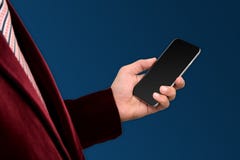 Smartphone in hand blauwe achtergrond van de zakenmanholding stock foto Smartphone in hand blauwe achtergrond van de zakenmanholding stock foto