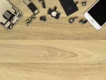 Smartphone-Komponenten auf hölzernem Hintergrund lizenzfreie stockfotografie Smartphone-Komponenten auf hölzernem Hintergrund lizenzfreie stockfotografie