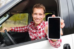 Smartphone-Mann, der das Auto zeigt APP auf Schirm fährt Smartphone-Mann, der das Auto zeigt APP auf Schirm fährt