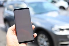 Smartphone masculin de prise de main avec le blanc photographie stock Smartphone masculin de prise de main avec le blanc photographie stock