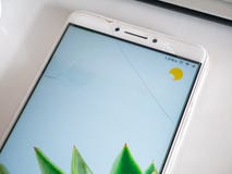 Smartphone med den spruckna skärmen för blandat exponeringsglas royaltyfri foto Smartphone med den spruckna skärmen för blandat exponeringsglas royaltyfri foto