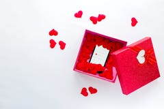 Smartphone met kalender op de dagdatum van Valentine ` s in giftdoos royalty-vrije stock afbeelding Smartphone met kalender op de dagdatum van Valentine ` s in giftdoos royalty-vrije stock afbeelding