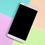 Smartphone moderne avec l'écran noir sur le fond de texture de couleurs en pastel roses de mode, bleues, de corail et de chaux photos stock Smartphone moderne avec l'écran noir sur le fond de texture de couleurs en pastel roses de mode, bleues, de corail et de chaux photos stock