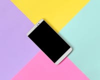 Smartphone moderno con lo schermo nero sul fondo di struttura della carta blu di modo, gialla, viola e rosa pastello di colori in fotografie stock Smartphone moderno con lo schermo nero sul fondo di struttura della carta blu di modo, gialla, viola e rosa pastello di colori in fotografie stock