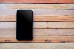 Smartphone no fundo de madeira usando o papel de parede para a educação, foto do negócio Tome a nota do produto para o conceito m fotografia de stock Smartphone no fundo de madeira usando o papel de parede para a educação, foto do negócio Tome a nota do produto para o conceito m fotografia de stock