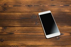 Smartphone på träbakgrund royaltyfria foton Smartphone på träbakgrund royaltyfria foton
