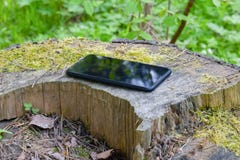 Smartphone que encontra-se na natureza foto de stock royalty free Smartphone que encontra-se na natureza foto de stock royalty free