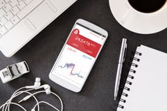 Smartphone s'étend sur le bureau avec l'application de forex photos libres de droits Smartphone s'étend sur le bureau avec l'application de forex photos libres de droits