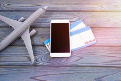 Smartphone två plana biljetter på en träbakgrund arkivbilder Smartphone två plana biljetter på en träbakgrund arkivbilder